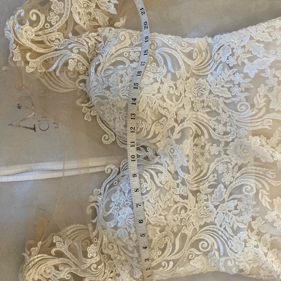 UNIQUE HIGH-LOW BRIDAL DRESS:14/16: - Picture 13 of 16